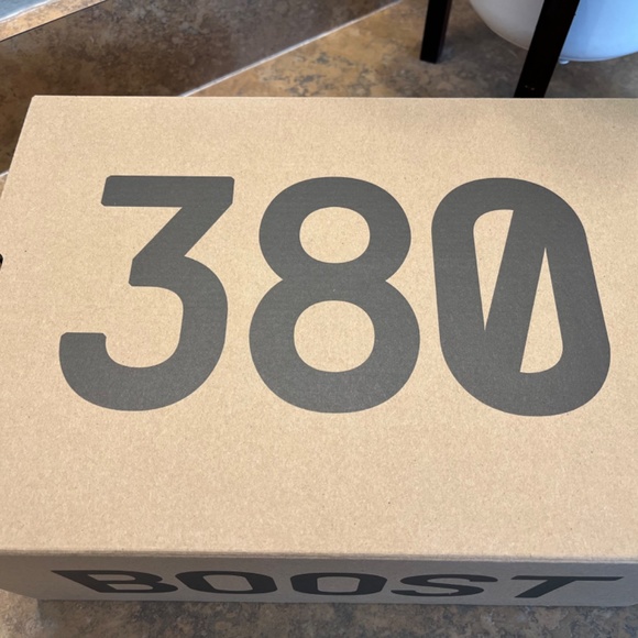 Yeezy Boost 380 - Picture 4 of 7